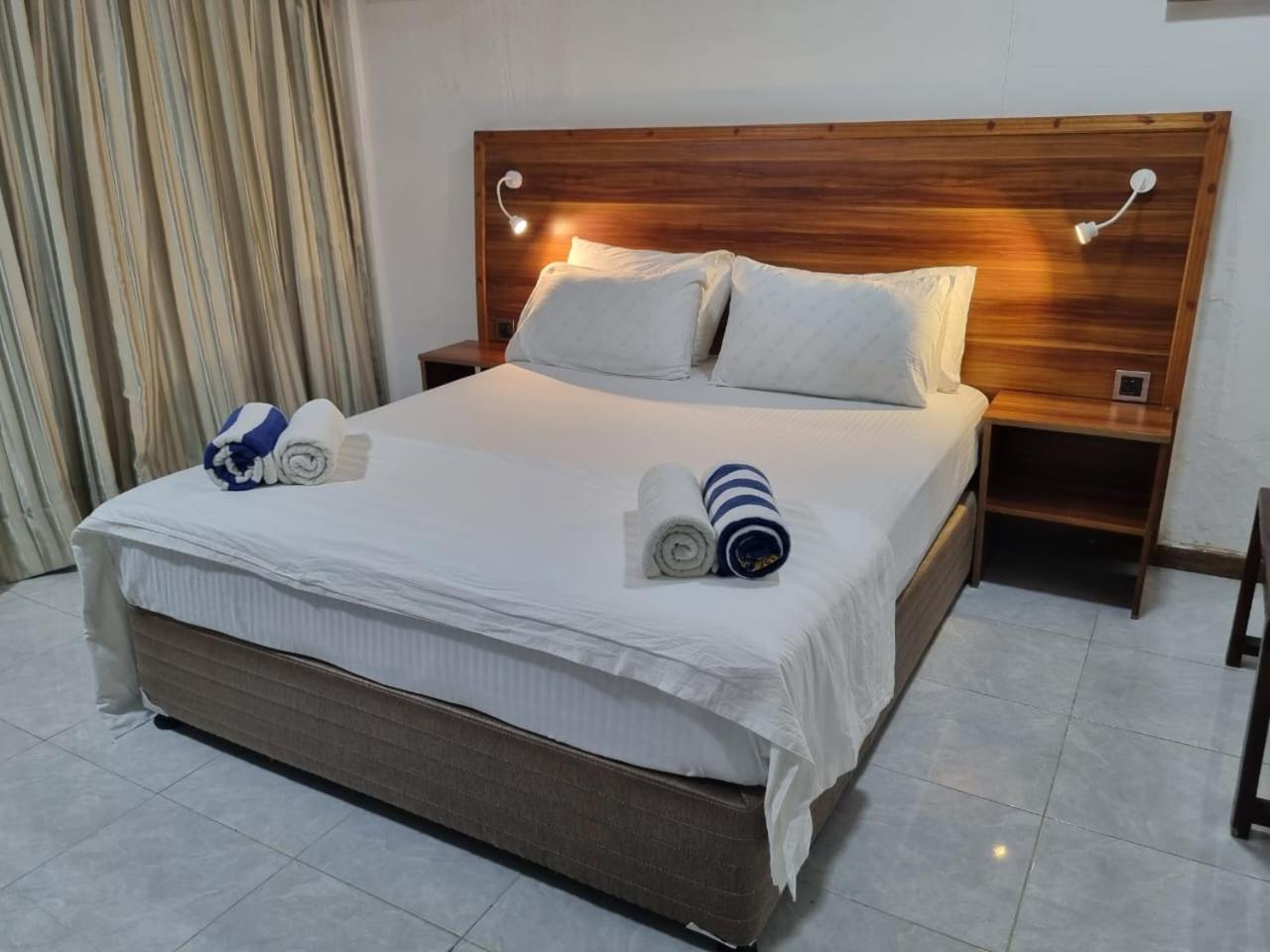 Batuta Maldives Surf View Hotel Thulusdhoo Exterior photo