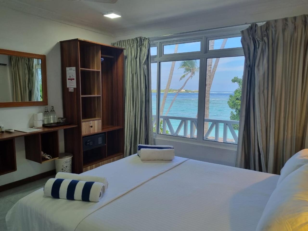 Batuta Maldives Surf View Hotel Thulusdhoo Exterior photo