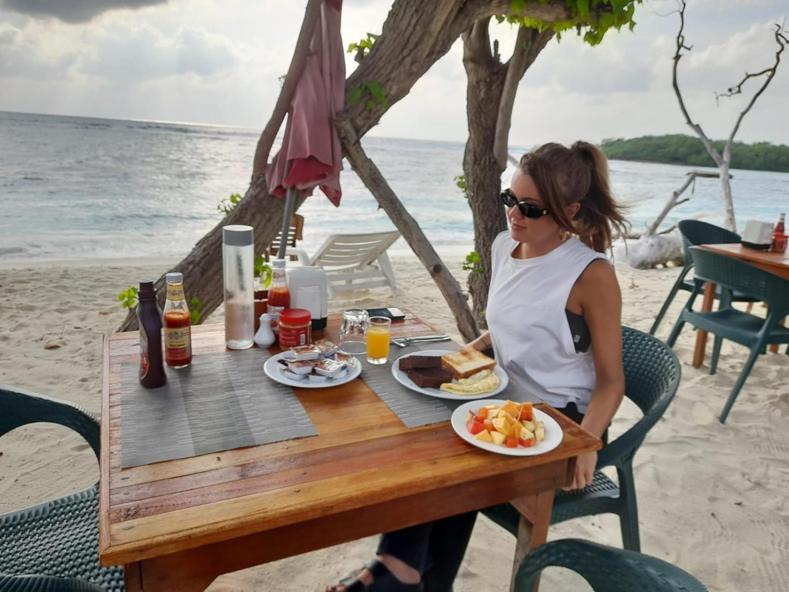 Batuta Maldives Surf View Hotel Thulusdhoo Exterior photo