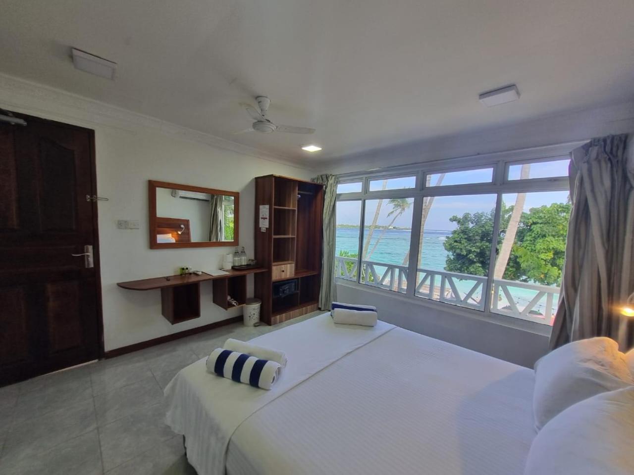 Batuta Maldives Surf View Hotel Thulusdhoo Exterior photo