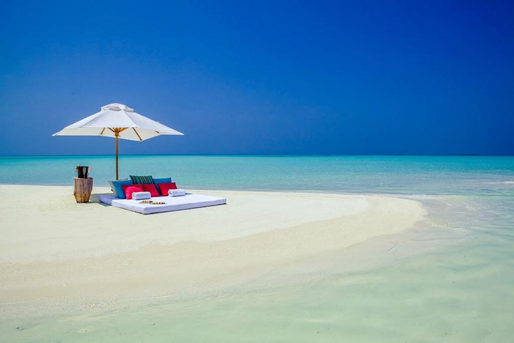 Batuta Maldives Surf View Hotel Thulusdhoo Exterior photo