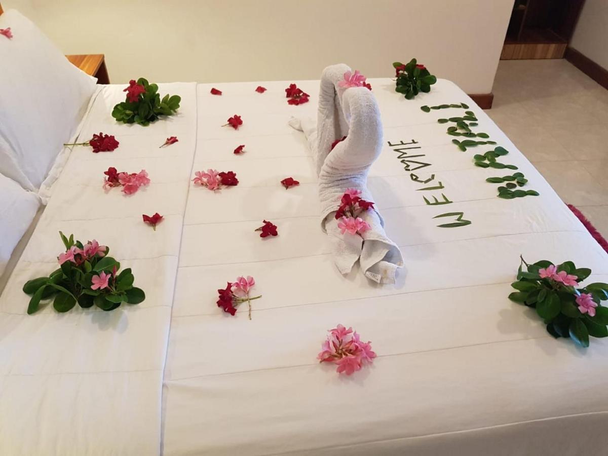 Batuta Maldives Surf View Hotel Thulusdhoo Exterior photo