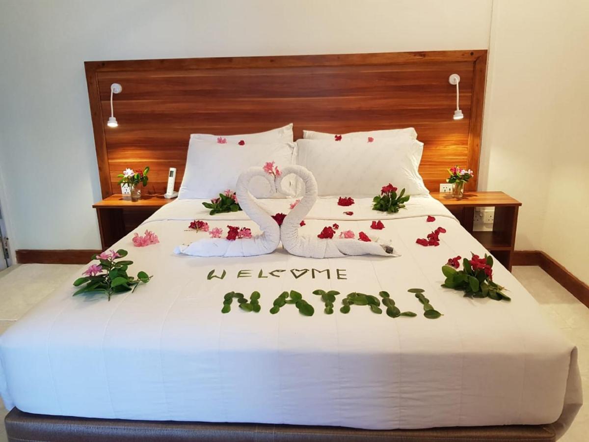 Batuta Maldives Surf View Hotel Thulusdhoo Exterior photo